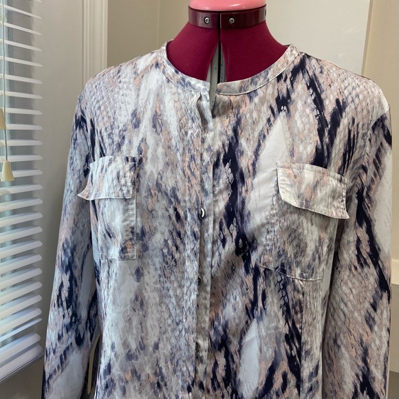 Calvin Klein women grey snake print long sleeves button down shirt. Size L. Use. - Picture 2 of 8